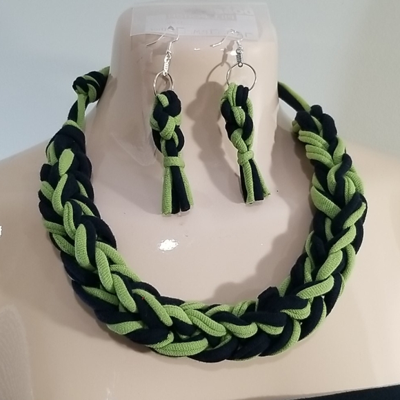 Handmade black & green necklace and earrings set - Picture 2 of 3